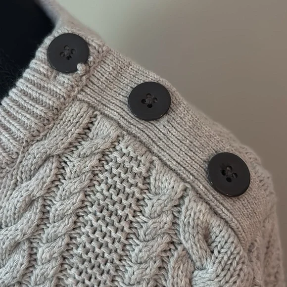 Banana Republic light gray cable knit crewneck sweater with button detail size L - Picture 3 of 6